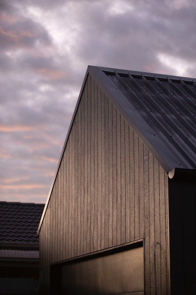 Le démoussage de toiture d'une maison ossature bois